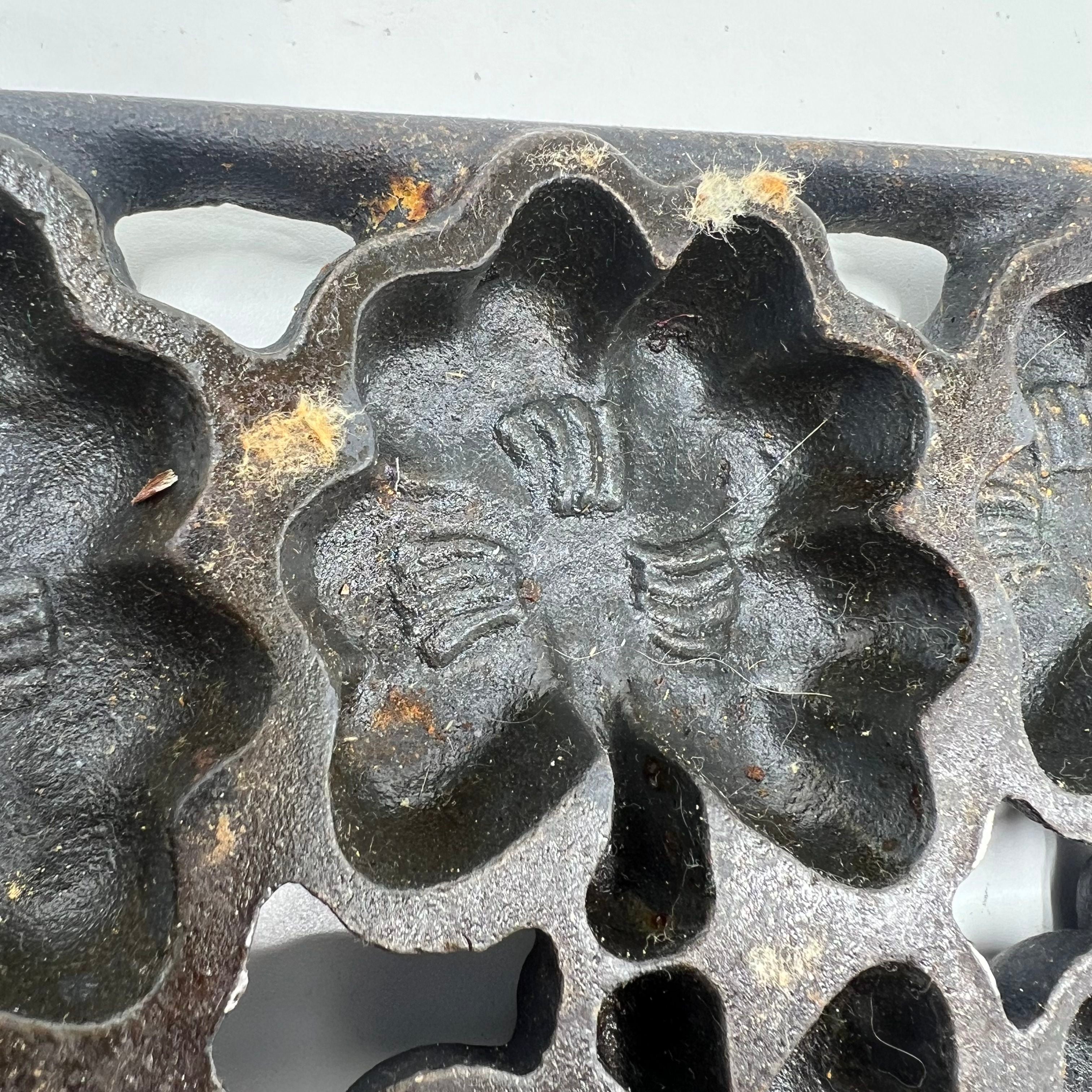 Vintage Cast Iron Gem Pan Four Leaf Clovers 6 Slots 8"