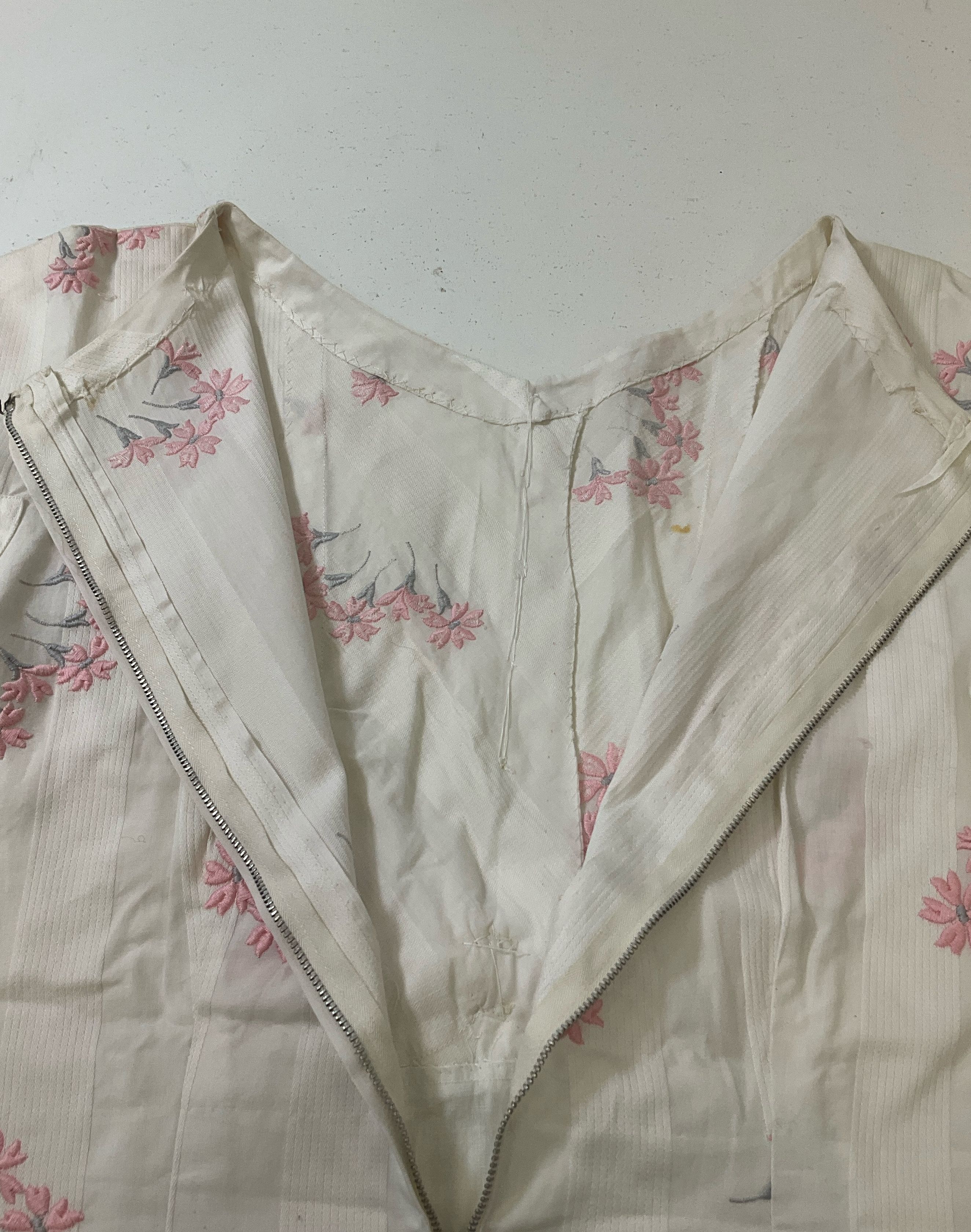 Vintage White with Embroidered Pink Flowers Dress VOLUP Size 42 Vintage 50s/60s