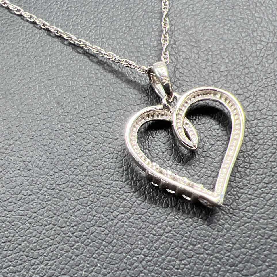 14K White Gold Heart Diamond Pendant Necklace 2.42g