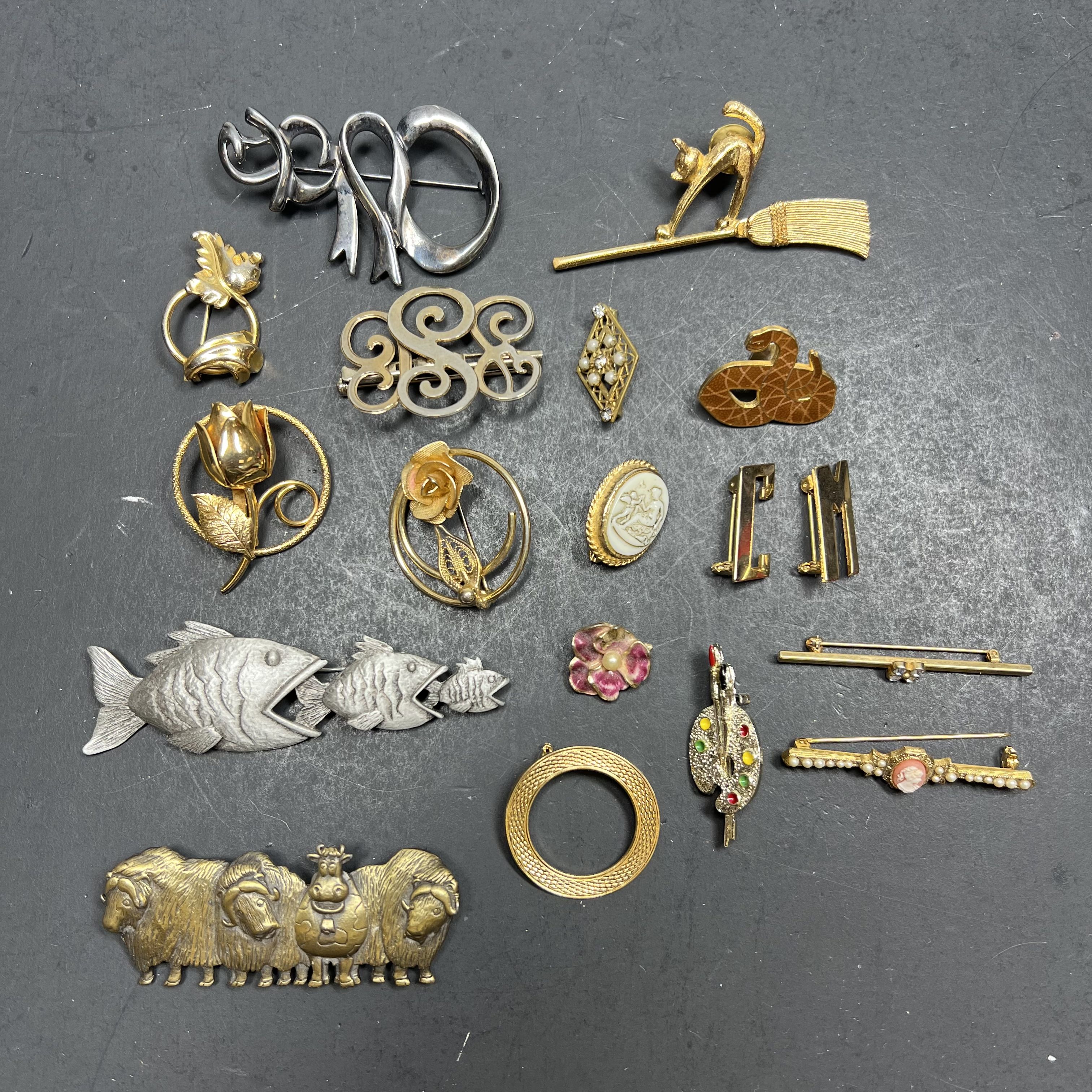 Lot of Assorted Gold Silver Tone Brooches Signed & Unsigned JJ Gerrys Avon