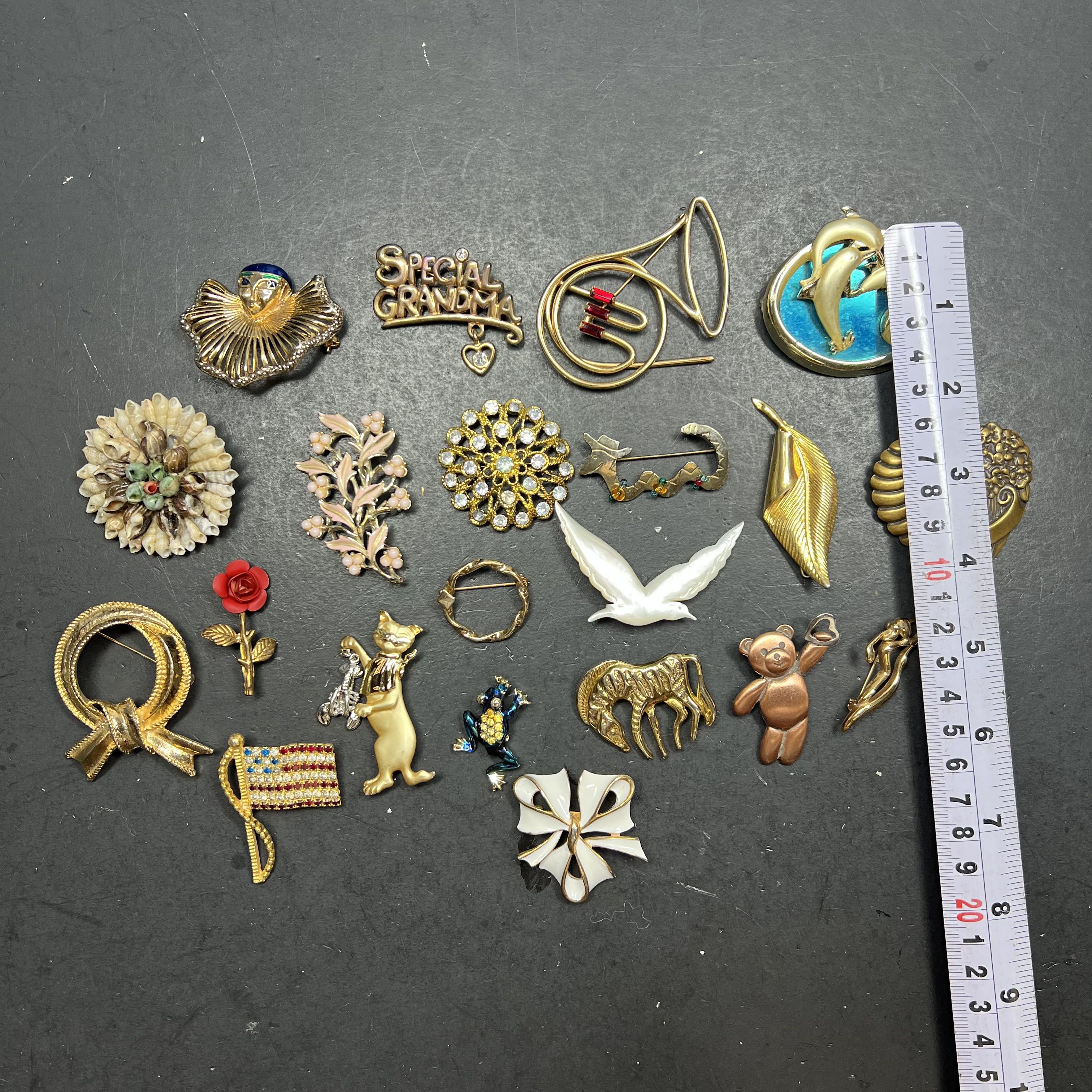 Vintage Craft Jewelry Lot 21pcs Figural Enamel Rhinestone Brooch Pin