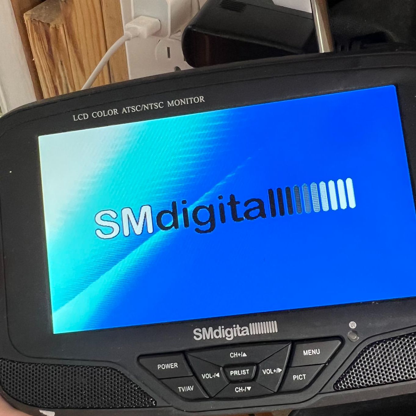 SM Digital SMD-1150 7" Portable Digital LCD TV Monitor ATSC Tuner AV Input Case