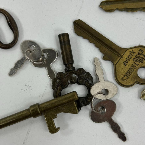 Large Lot Vintage Skeleton Keys House Car Keys Master Lock Padlocks Crafts