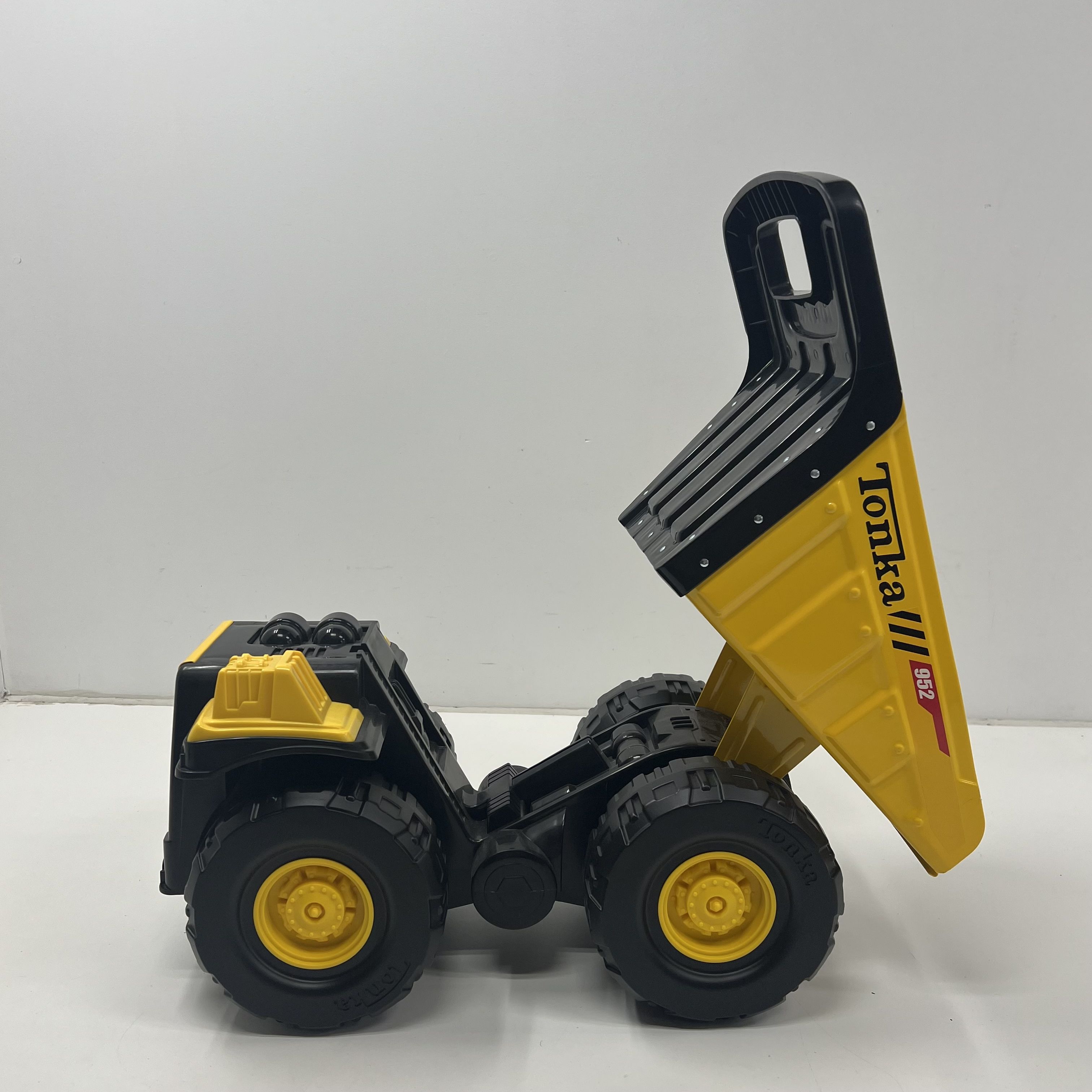 Tonka 952 Steel Classic Mighty Dump Truck 2020 Yellow Black Steel Sturdy Plastic