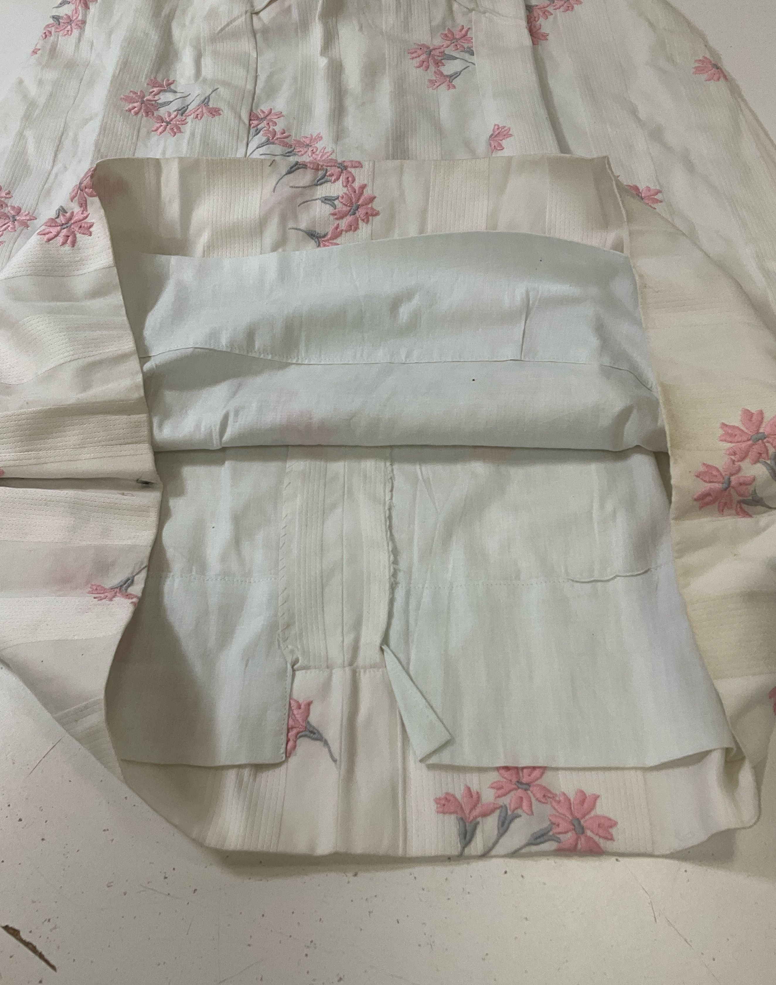 Vintage White with Embroidered Pink Flowers Dress VOLUP Size 42 Vintage 50s/60s