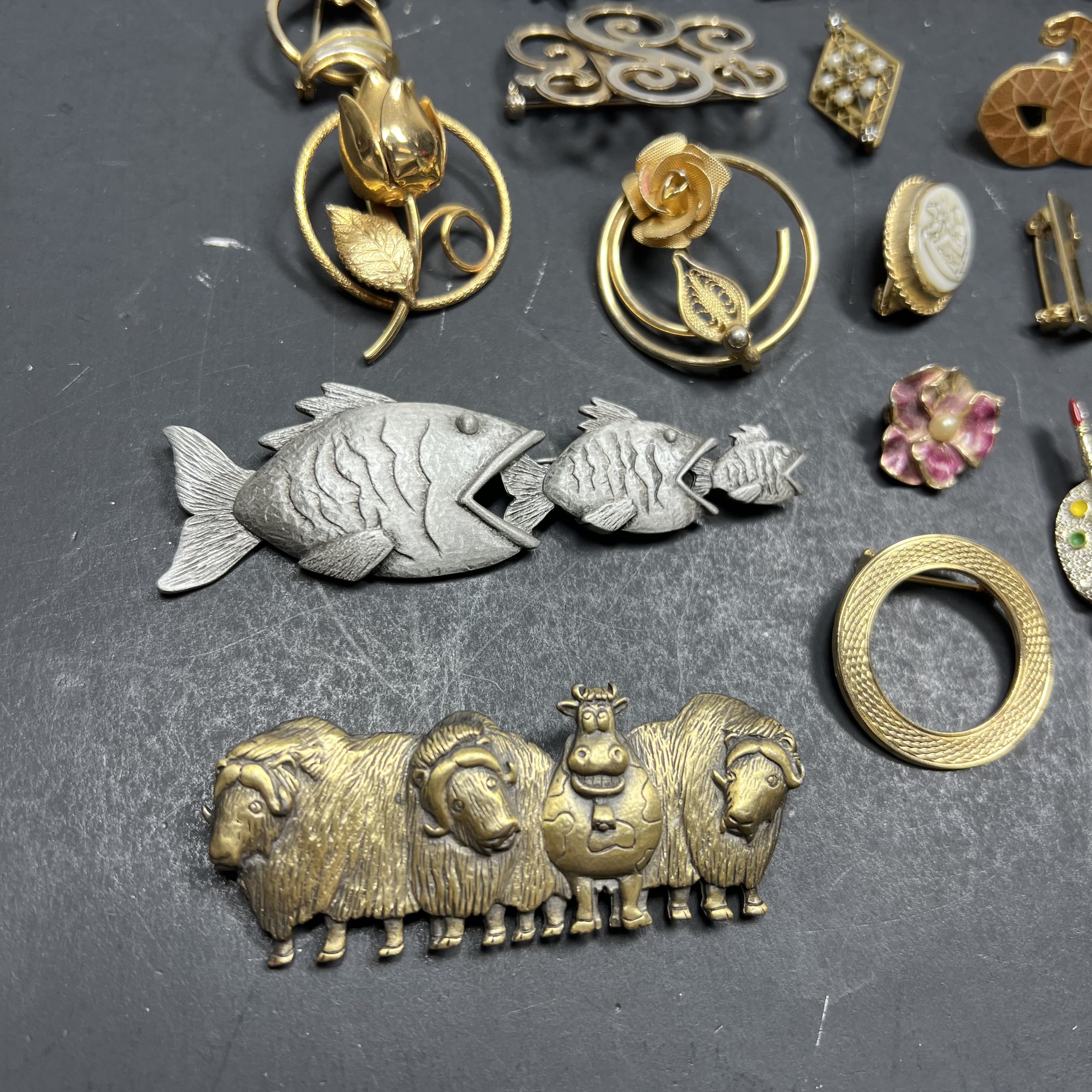 Lot of Assorted Gold Silver Tone Brooches Signed & Unsigned JJ Gerrys Avon