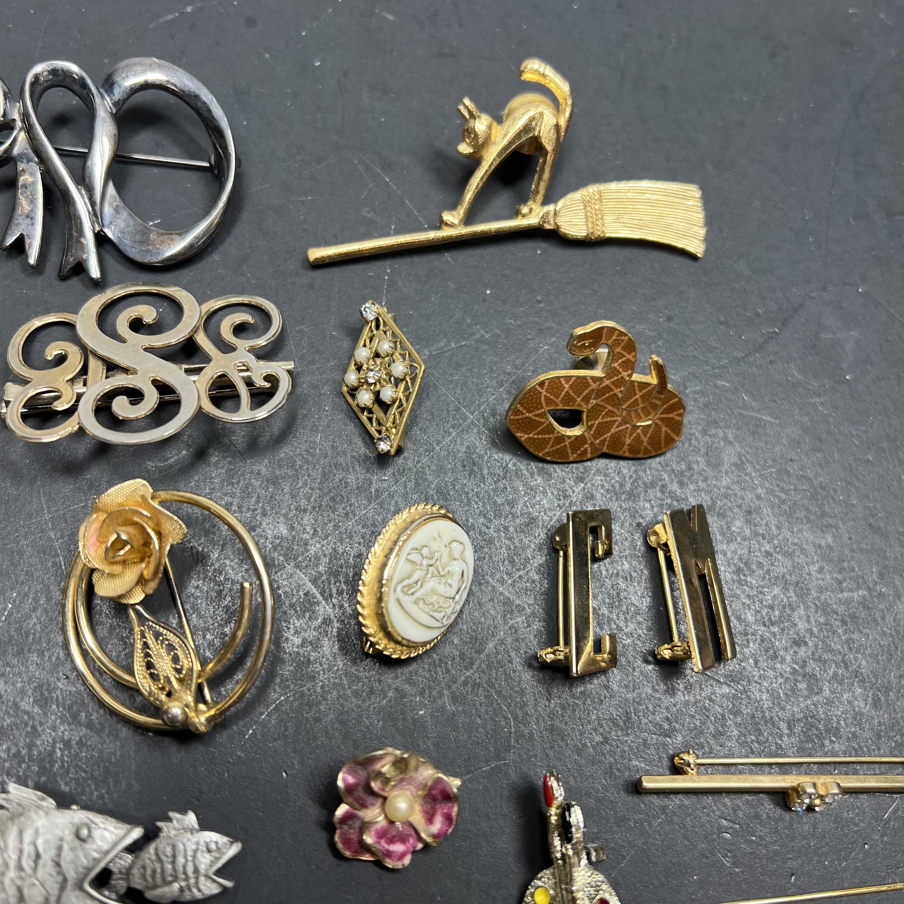 Lot of Assorted Gold Silver Tone Brooches Signed & Unsigned JJ Gerrys Avon