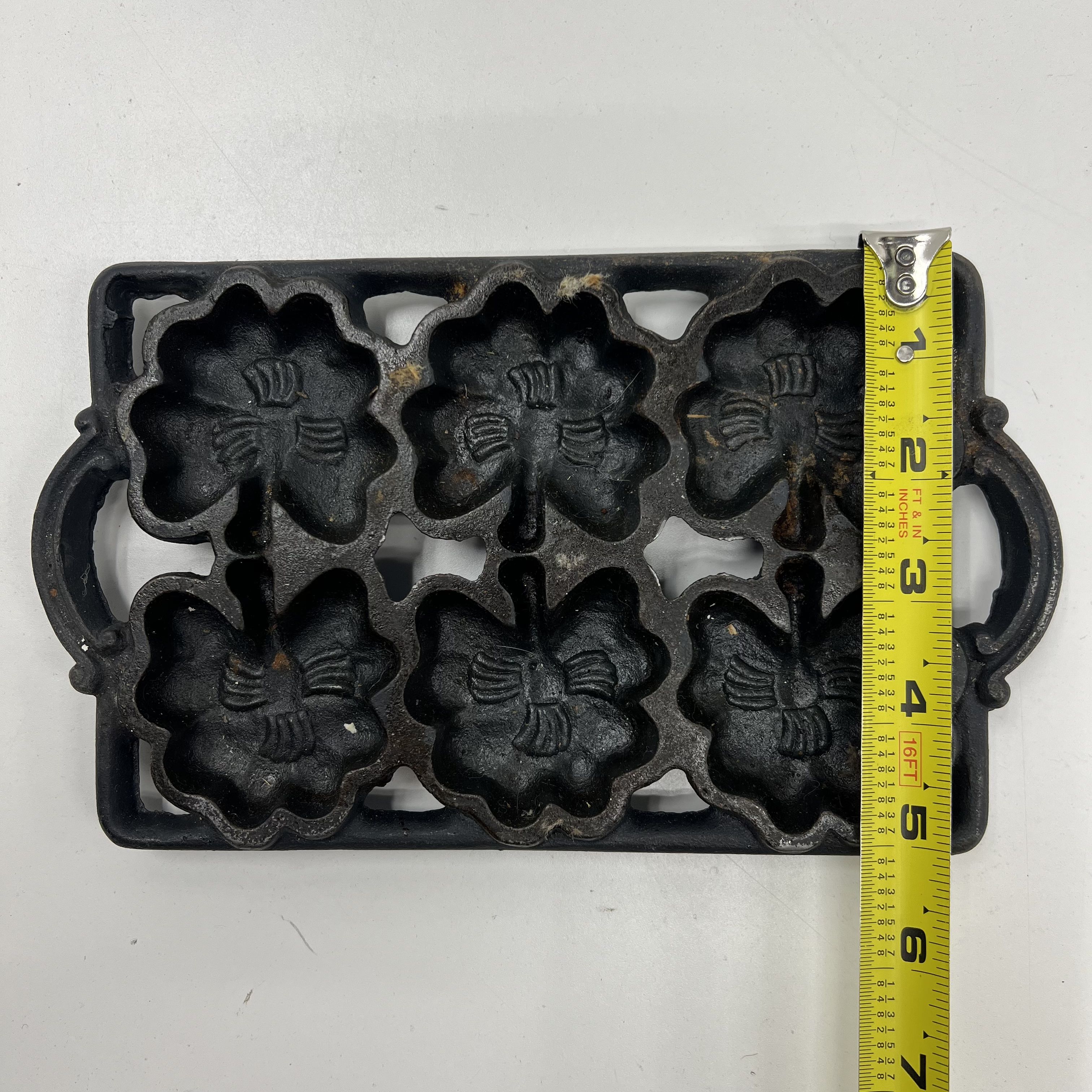 Vintage Cast Iron Gem Pan Four Leaf Clovers 6 Slots 8"