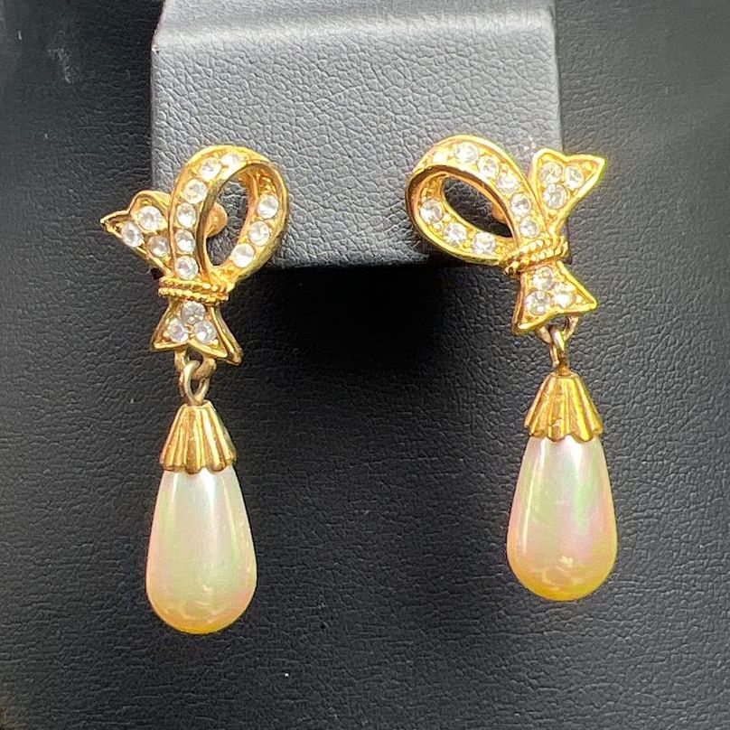 Roman Faux Pearl Gold Tone Necklace and Earrings Set