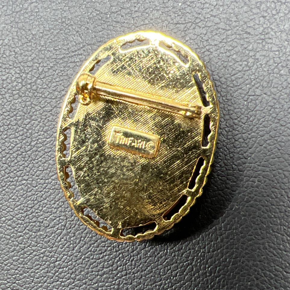 Vintage Trifari Pink White Carved Floral Cameo Gold Tone Brooch