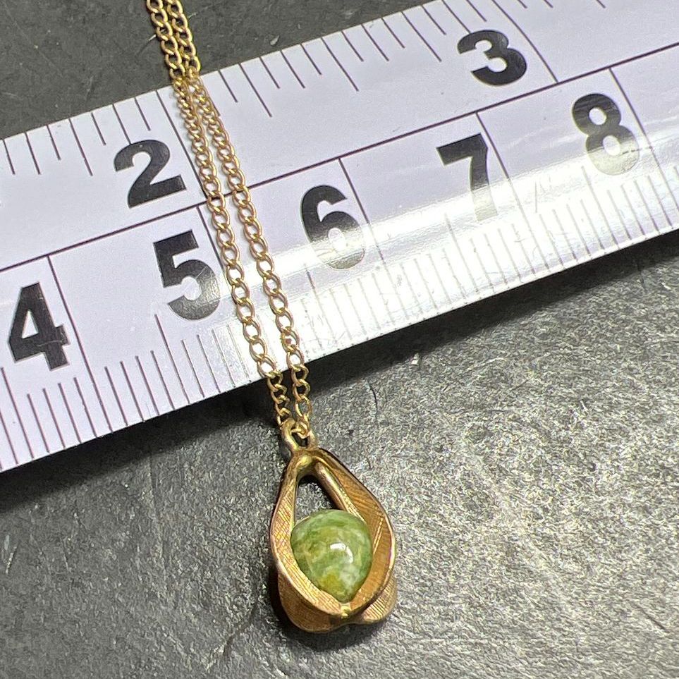 Krementz 14K Yellow Gold Green Stone Cage Pendant Necklace 1.94g