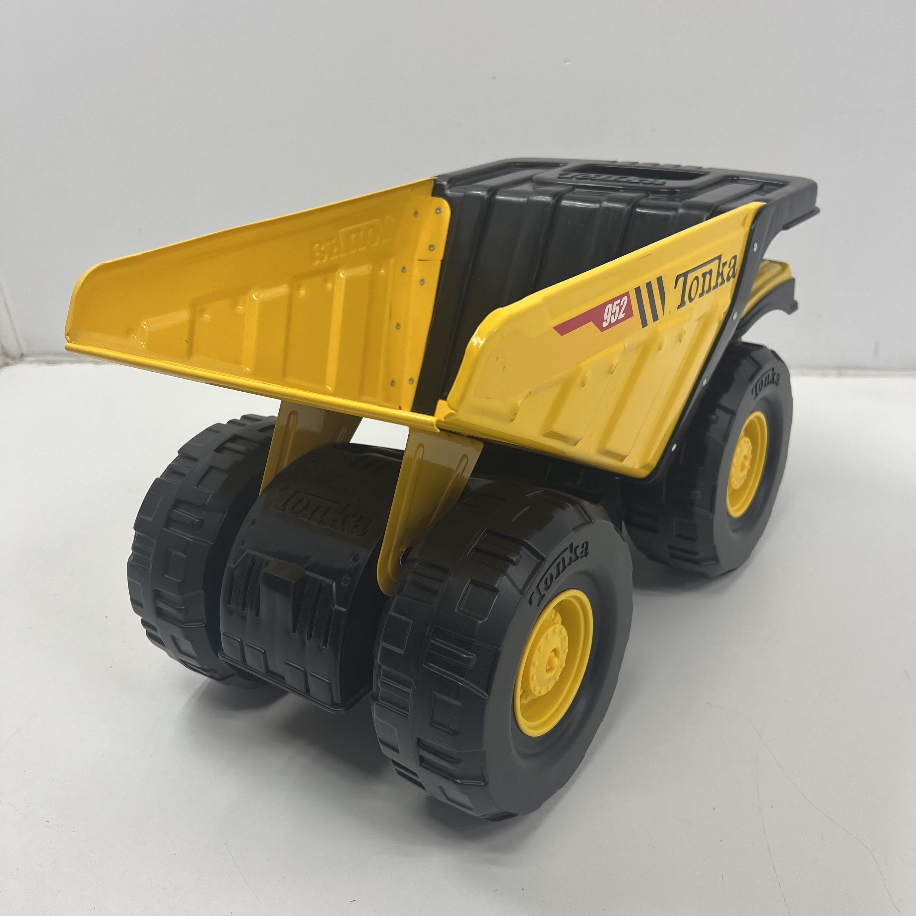 Tonka 952 Steel Classic Mighty Dump Truck 2020 Yellow Black Steel Sturdy Plastic