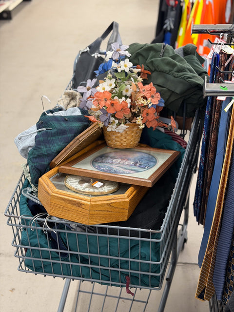 Mom, Mimosas (or Iced Coffee), & Thrifting: The Perfect Mother’s Day Plan ☕🛍️💐