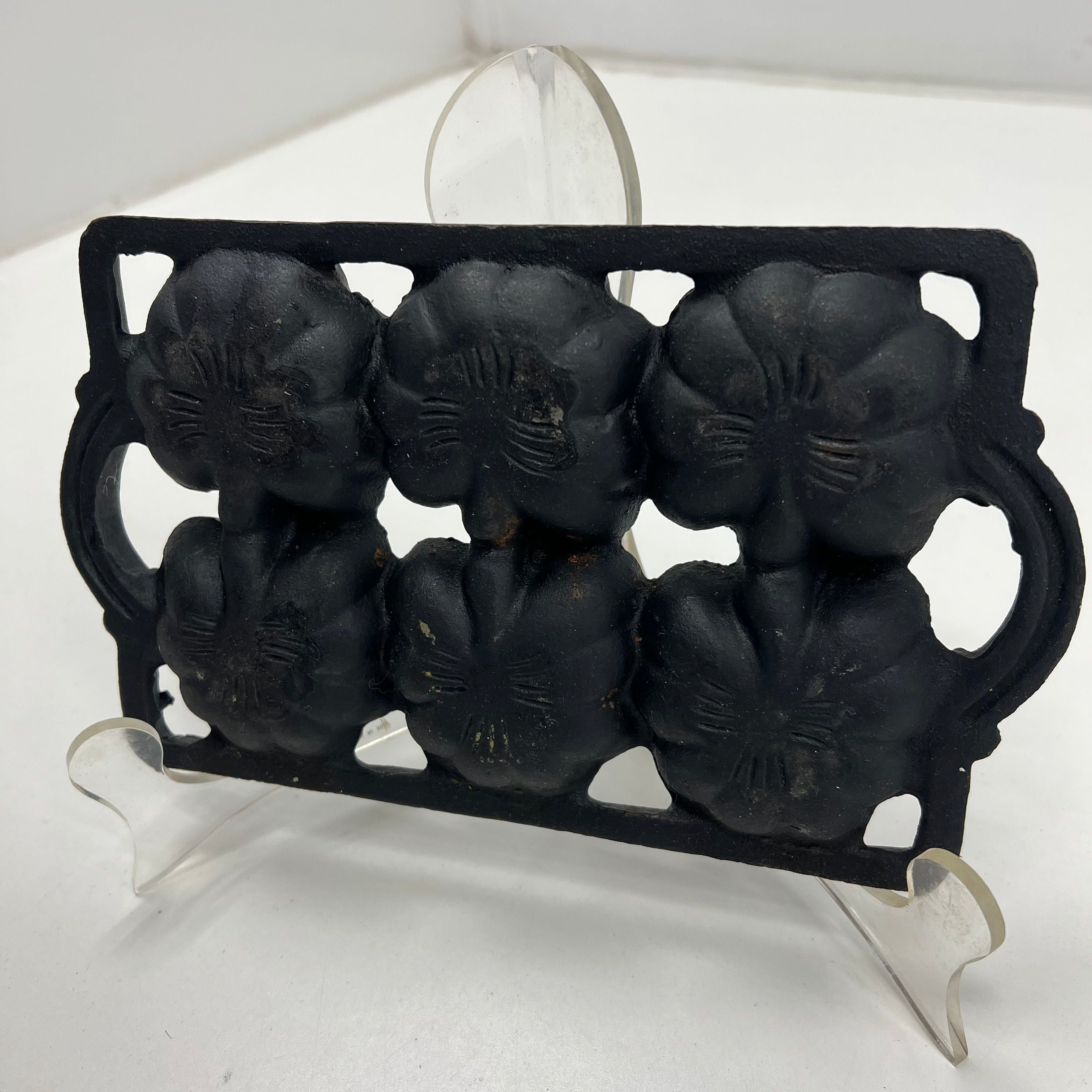 Vintage Cast Iron Gem Pan Four Leaf Clovers 6 Slots 8"