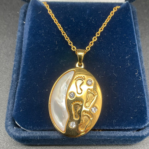 Danbury Mint Footprints in the Sand Gold Tone Necklace Mother of Pearl 18"