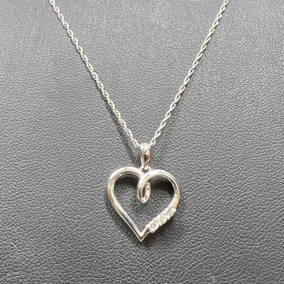 14K White Gold Heart Diamond Pendant Necklace 2.42g