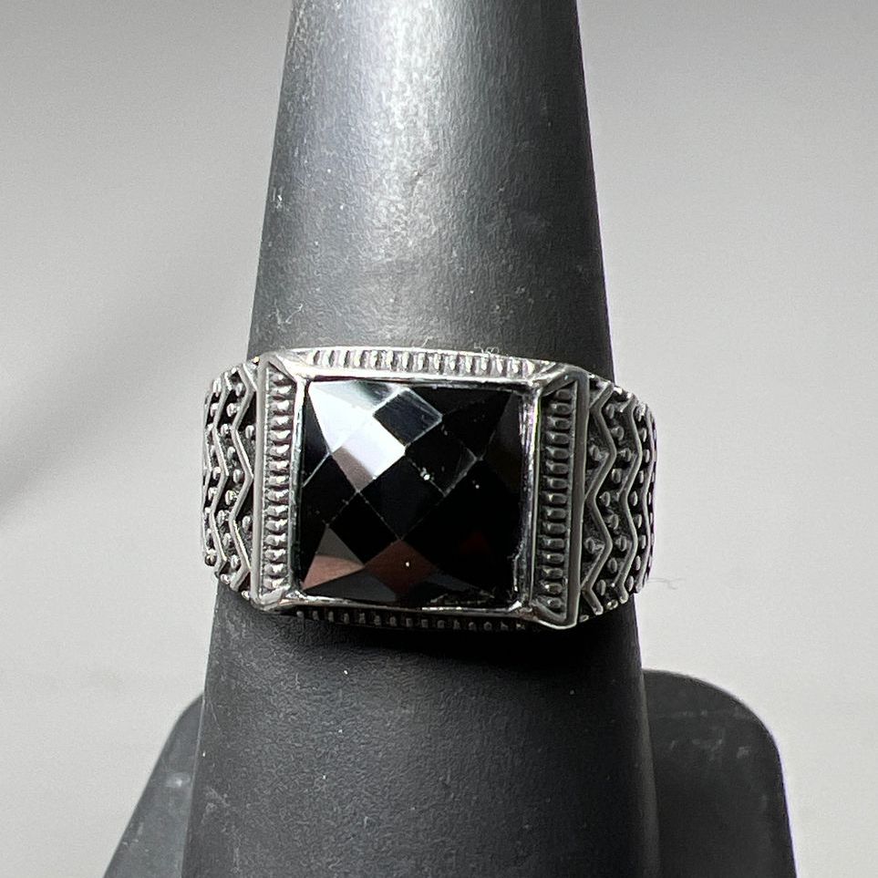 925 Sterling Silver Grey Multifaceted Stone Ring Size 7.5