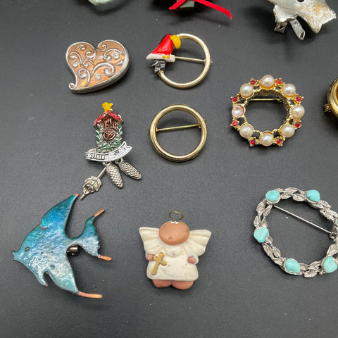Vintage & Modern Brooch Jewelry Lot of 20 Hearts Holiday Sewing Novelty 208g