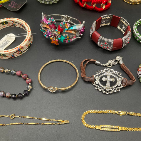 Fashion Jewelry Lot of 22 Pieces MUSE Attitudes Bangles Beaded Charm Bracelets