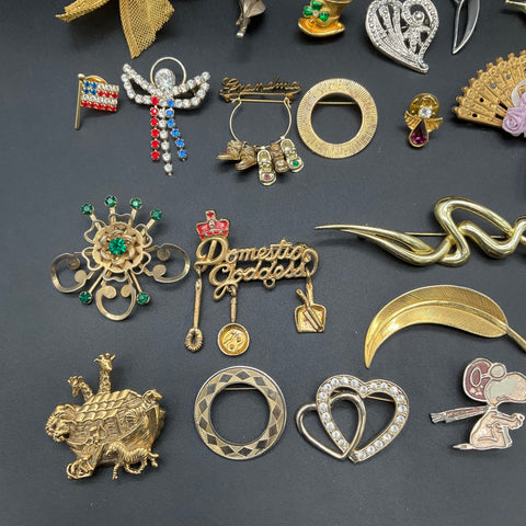 Vintage Costume Jewelry Brooch Lot 0.6 lbs Rhinestone Enamel Figural 30 Pieces
