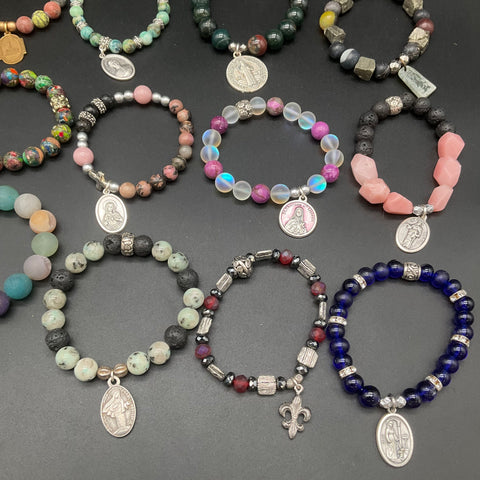 Religious Beaded Stretch Bracelet Jewelry Lot of 20 Saint Medals Stone Glass