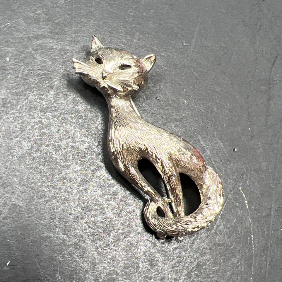 Monet Silver tone Sitting Cat Textured Brooch 13.8g