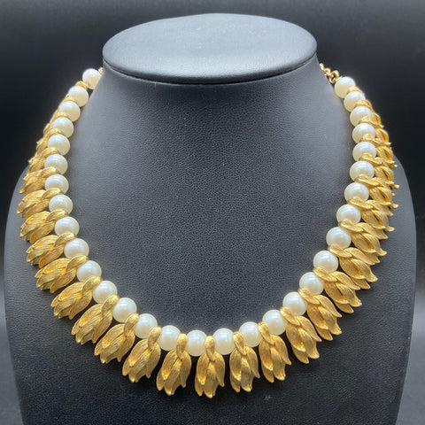 Vintage Brushed Gold Tone Faux Pearl Necklace Textured Leaf Collar Choker 16"