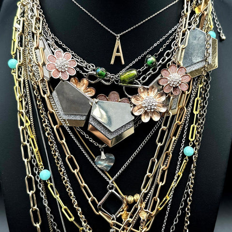 Mixed Costume Jewelry Lot 20+ Fashion Necklaces Gold & Silver Tone Pendants