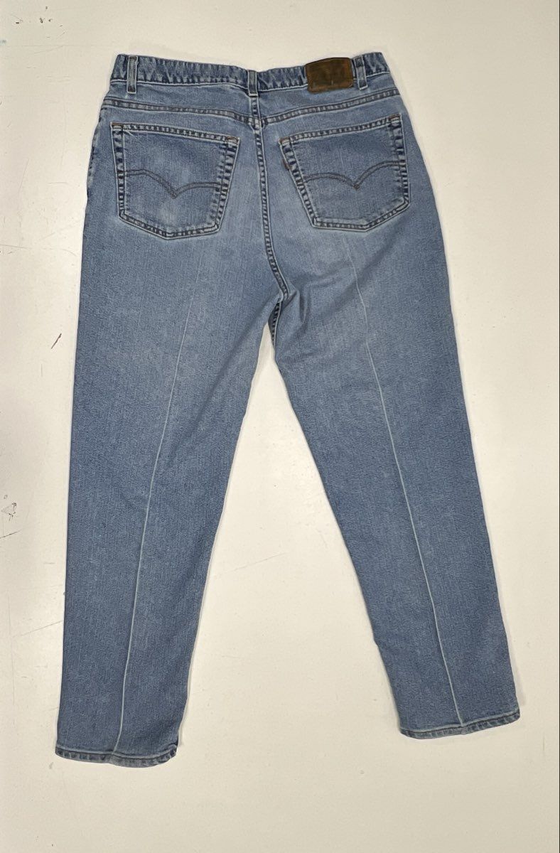 Vintage 90s Levi's Men's Light Wash Relaxed Fit Tapered Jeans Made