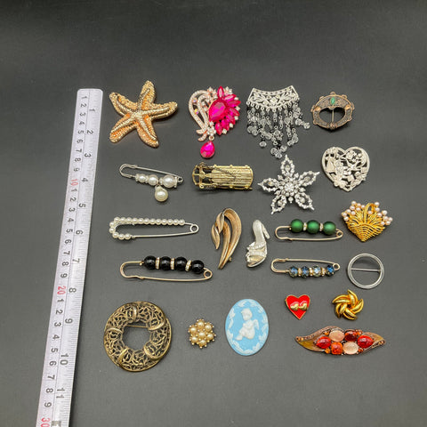 Vintage to Modern Costume Jewelry Brooches & Pins Lot 0.57 lbs Rhinestone Cameo