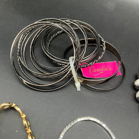 Fashion Jewelry Lot of 16 Bracelets Candie's Dog Mom Charm Beaded Boho Mixed