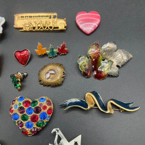 Vintage Costume Jewelry Lot 17 Brooches Pins Hearts Animals Gold Silver Tone