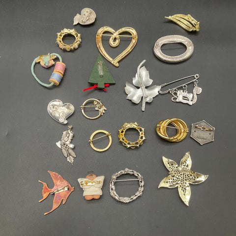 Vintage & Modern Brooch Jewelry Lot of 20 Hearts Holiday Sewing Novelty 208g