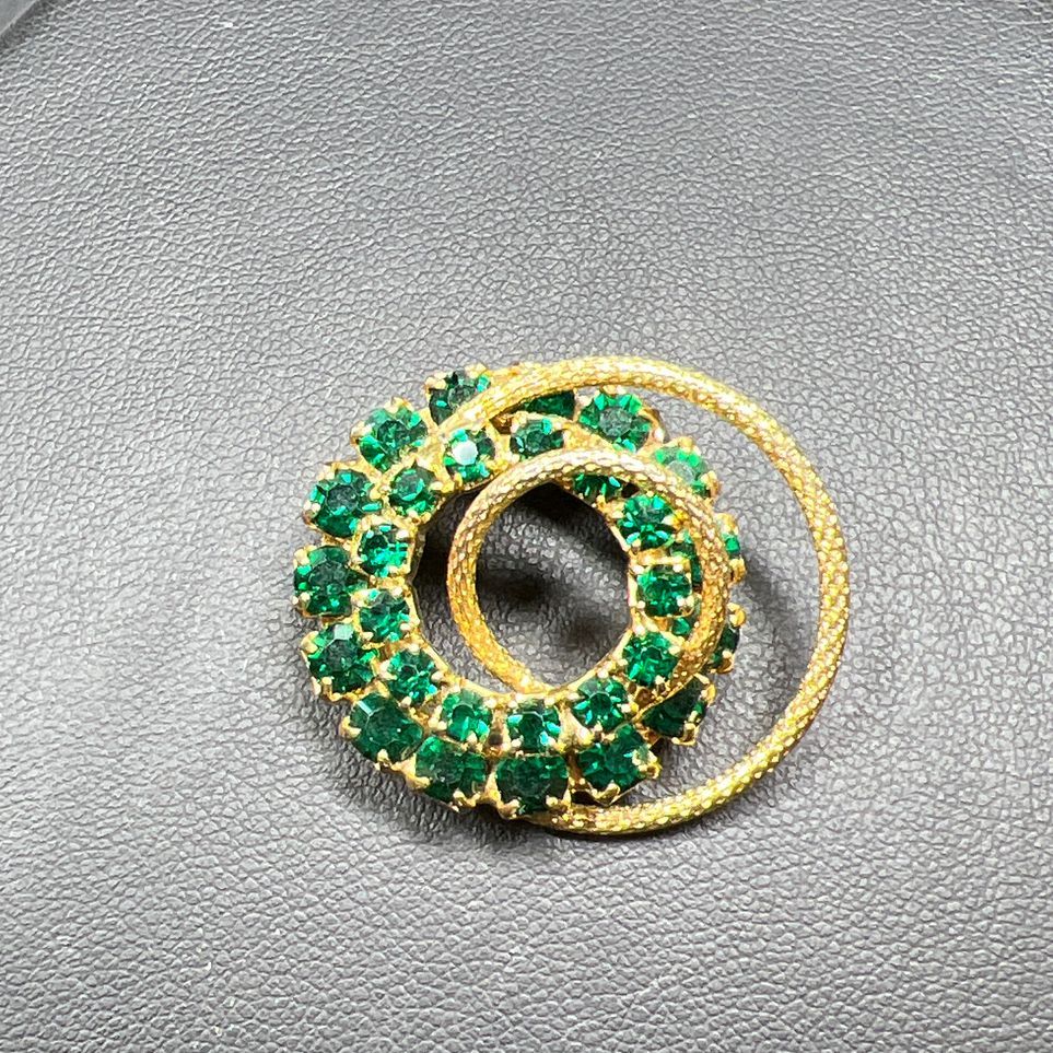 Green Rhinestone Gold Tone Circle Brooch