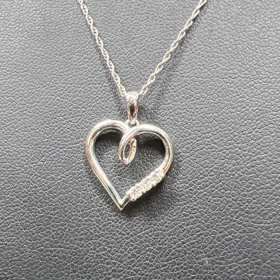 14K White Gold Heart Diamond Pendant Necklace 2.42g