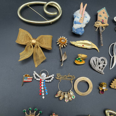 Vintage Costume Jewelry Brooch Lot 0.6 lbs Rhinestone Enamel Figural 30 Pieces