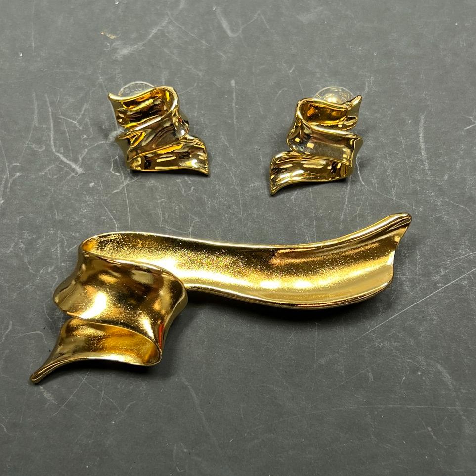 Avon Golden Ribbon Earrings IOB with Matching Brooch Set