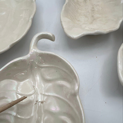 Cal Style USA Vintage Pearlescent Leaf Lidded Jar & 4 Leaf Dishes 5 Piece Set