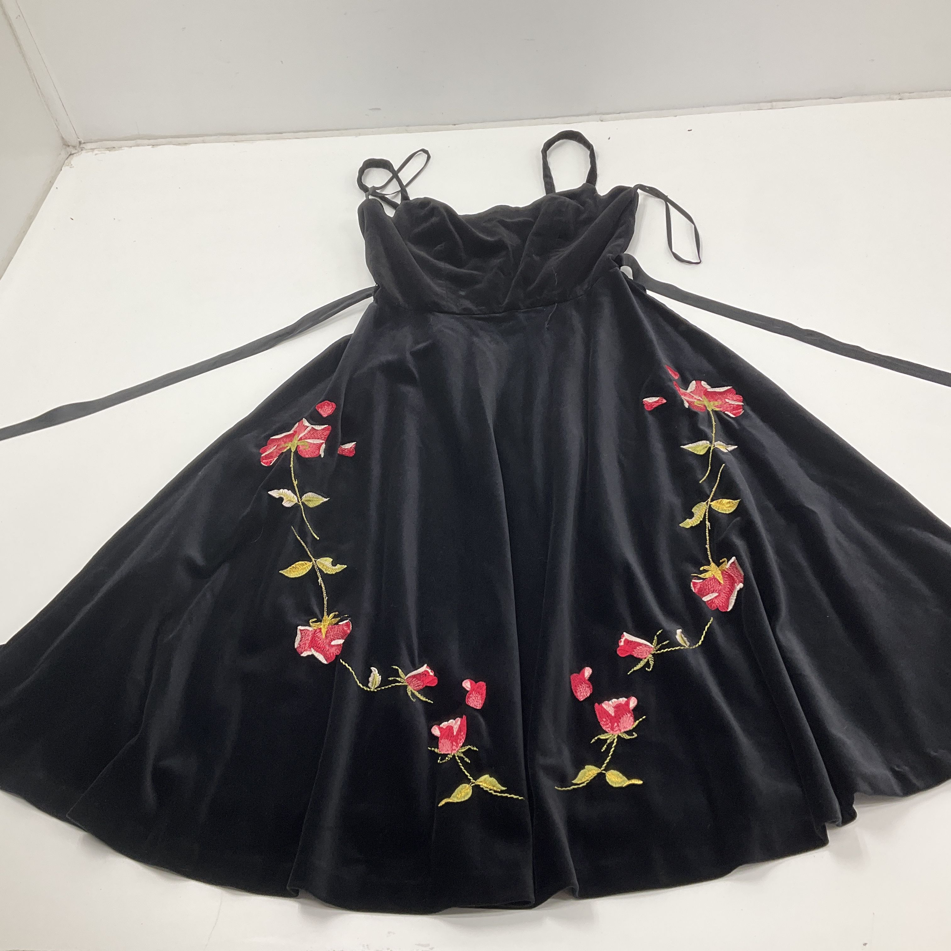 Vintage Baltazar by Mario Baltazar Black Velvet Dress w/ Embroidered Roses Sz 6