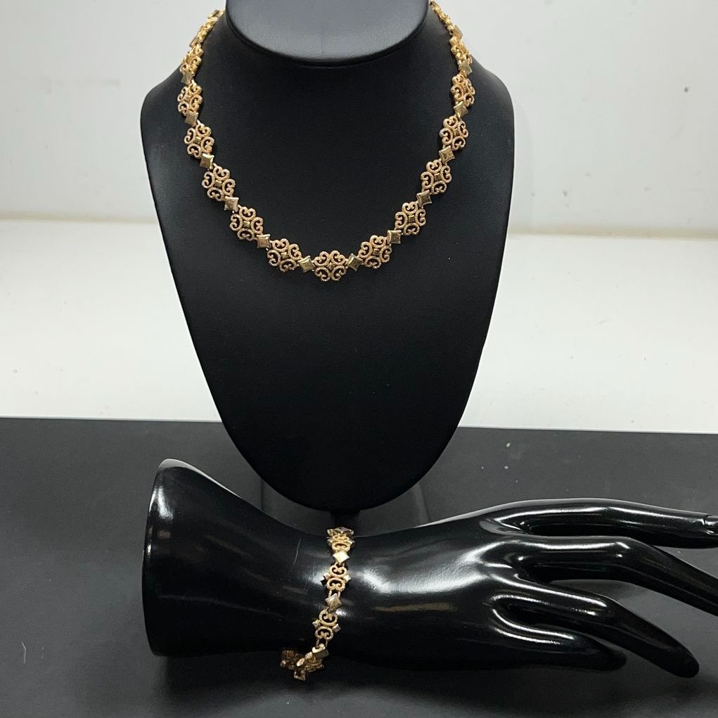 Vintage Avon Precious Pretenders Gold Tone Necklace and Bracelet