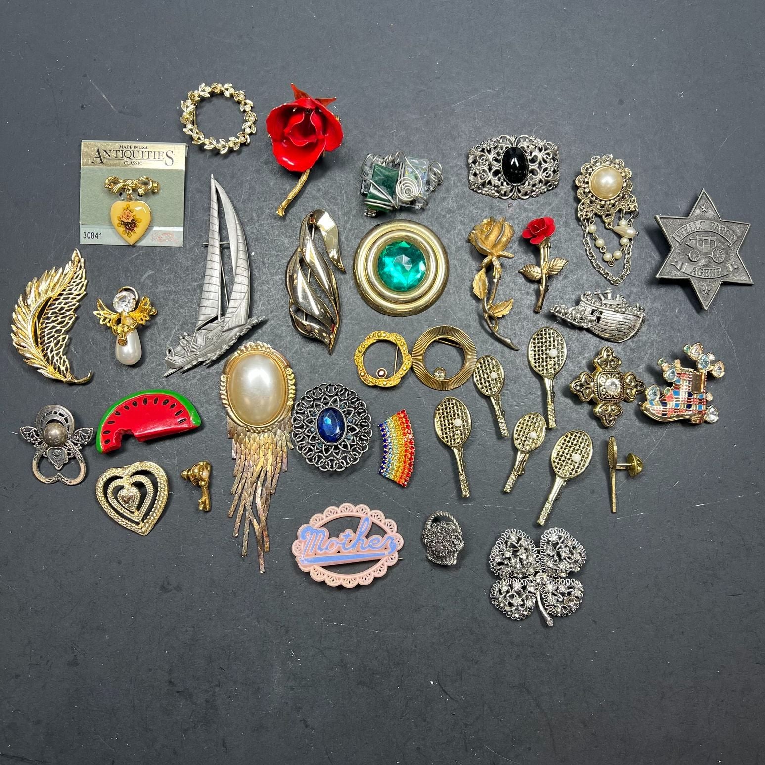 Large Lot of Brooches Silver Gold Tone Vintage Styles Vary Floral Bling Other