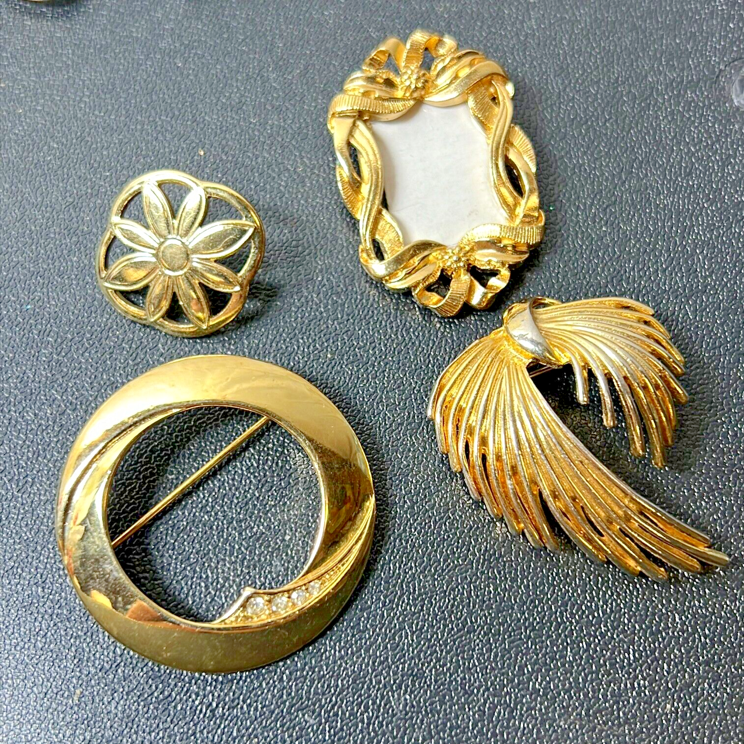 Lot Of Gold Tone Costume Jewelry Stone Circle Flower Pin Brooches