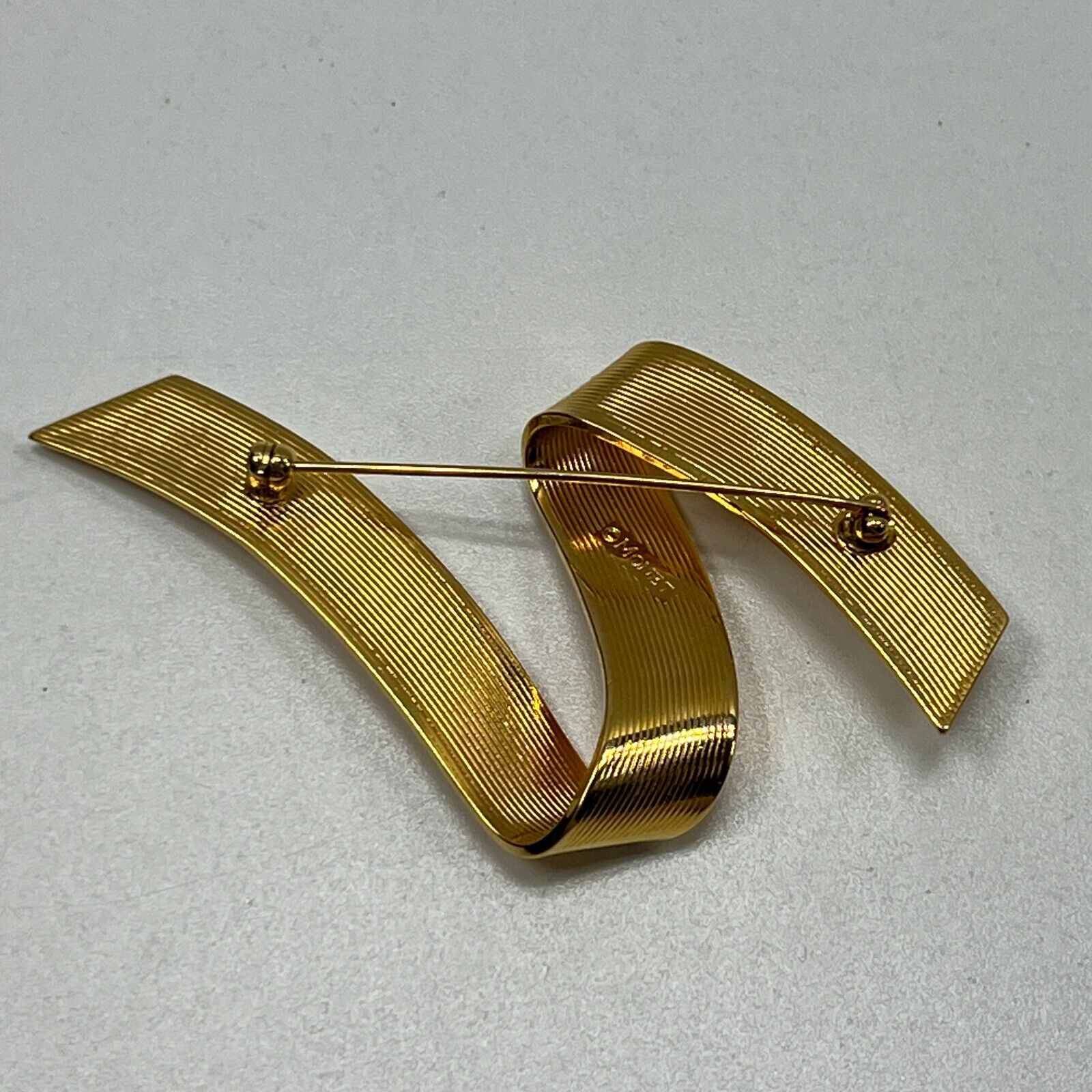 Monet Gold Tone Ribbon Squiggle Brushstroke Brooch Pin