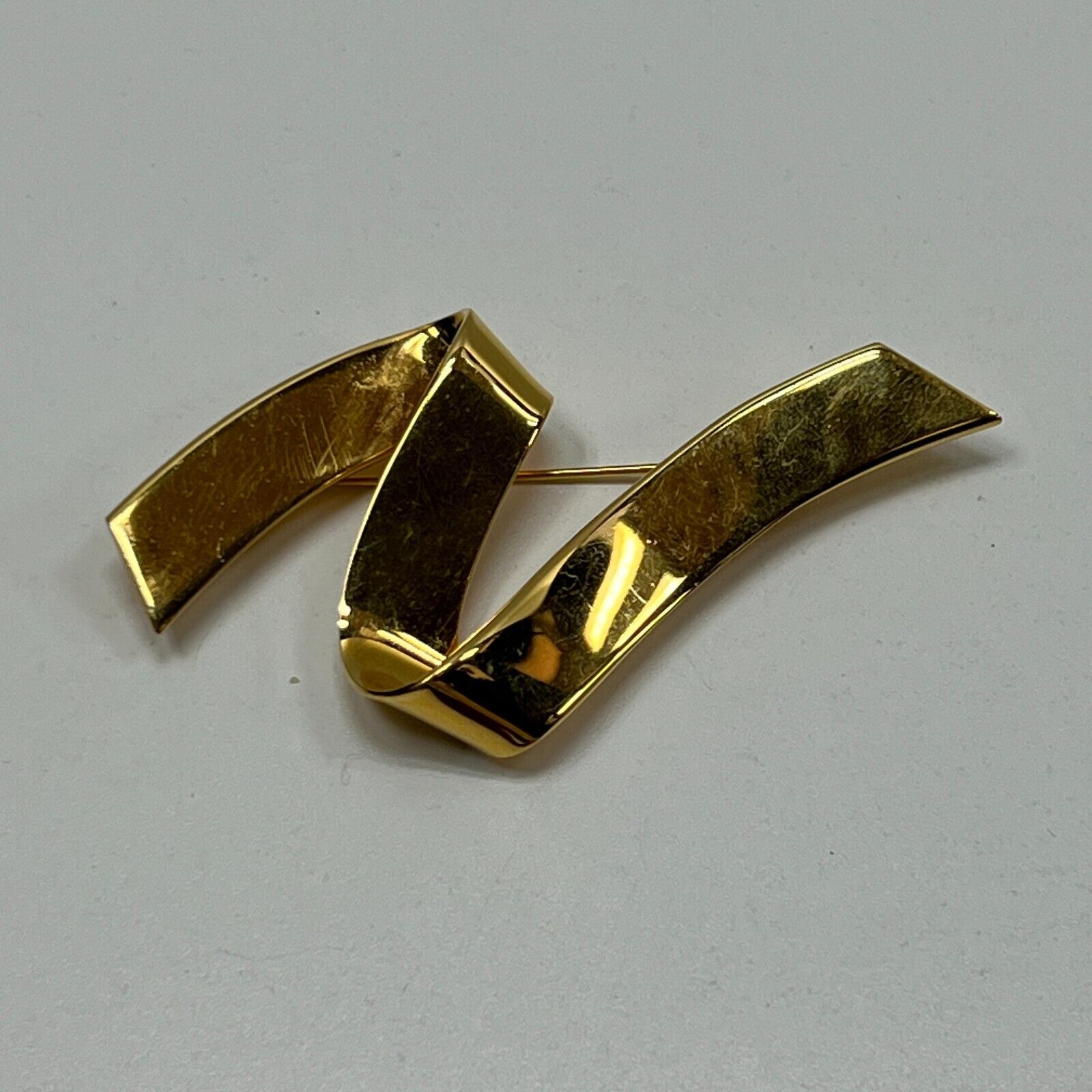 Monet Gold Tone Ribbon Squiggle Brushstroke Brooch Pin