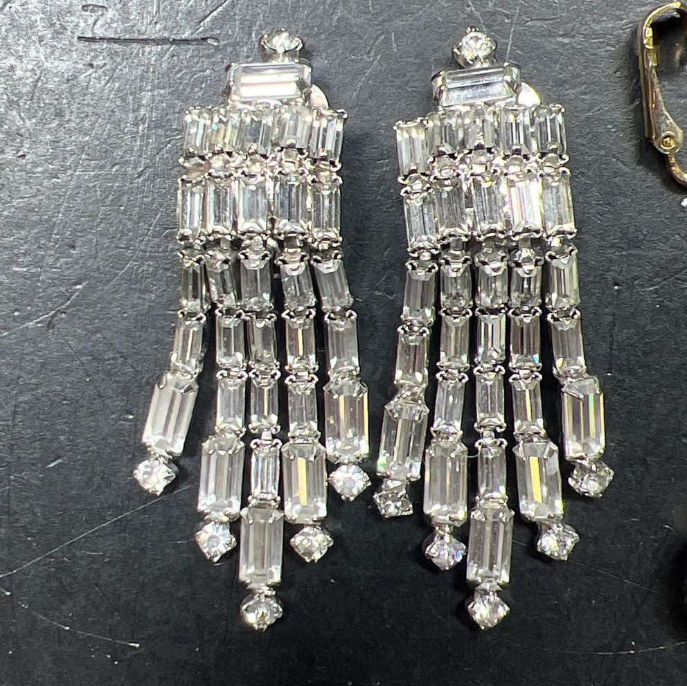 2 Pairs Bling Rhinestone Dangle Clip On Earrings