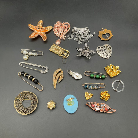 Vintage to Modern Costume Jewelry Brooches & Pins Lot 0.57 lbs Rhinestone Cameo