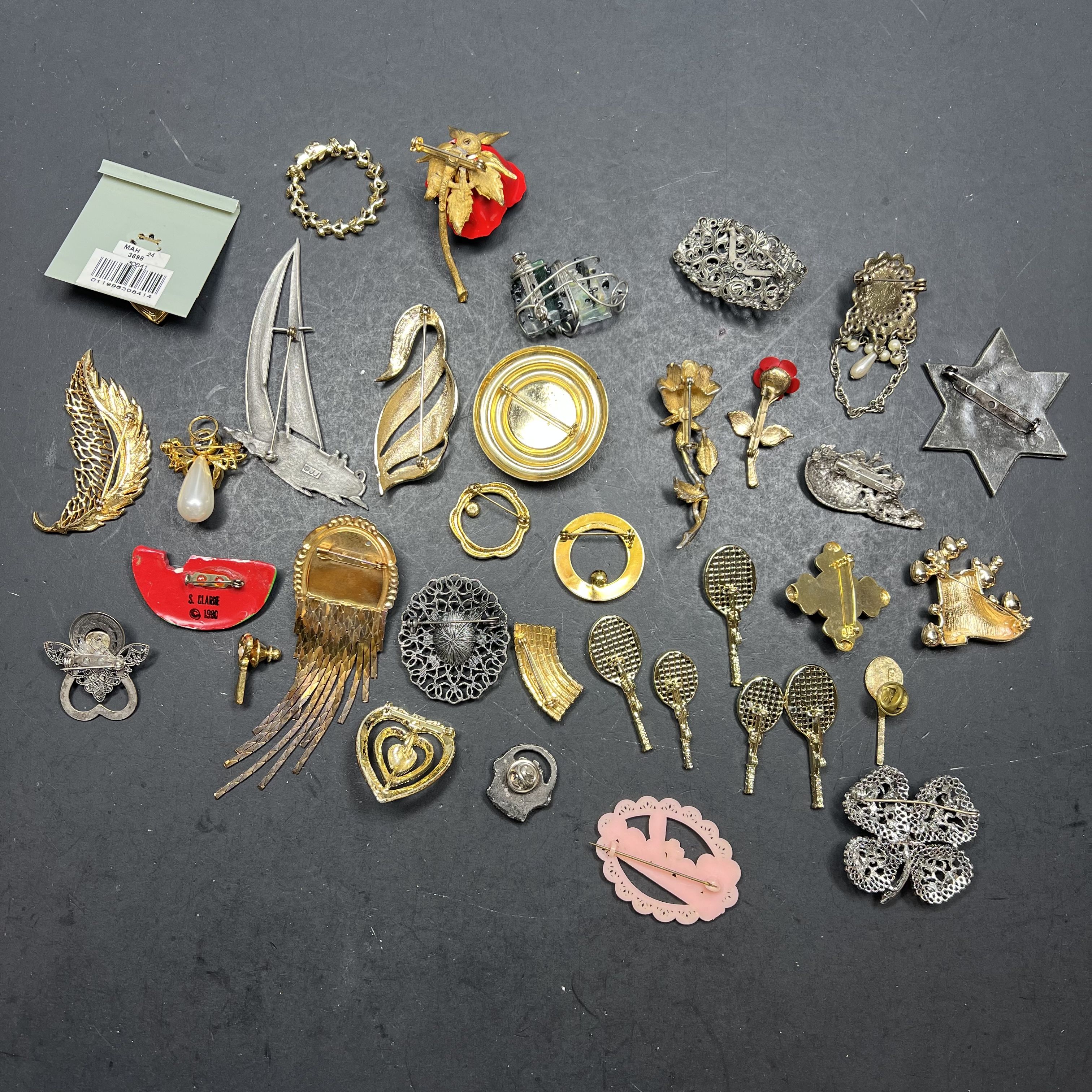Large Lot of Brooches Silver Gold Tone Vintage Styles Vary Floral Bling Other