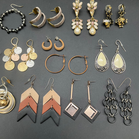 Mixed Costume Jewelry Earring Lot Vintage to Modern Hoop Dangle Beaded 25 Pairs