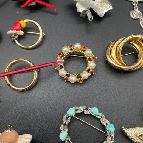 Vintage & Modern Brooch Jewelry Lot of 20 Hearts Holiday Sewing Novelty 208g