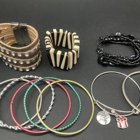 Vintage & Modern Jewelry Lot 30+ Mixed Bracelets Bangles Beaded Boho Cuff